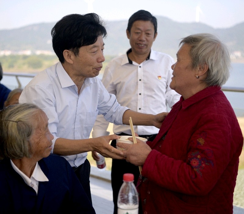 湖北美丽乡村示范村—武穴市花桥镇杨二岭村：253位“70后”相聚一堂吃长寿面和水饺，欢度兔年重阳节（图7）