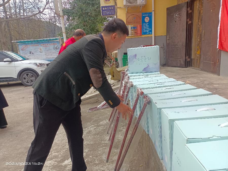 情暖重阳,关爱老人:商州区民政局公益在行动(图2)