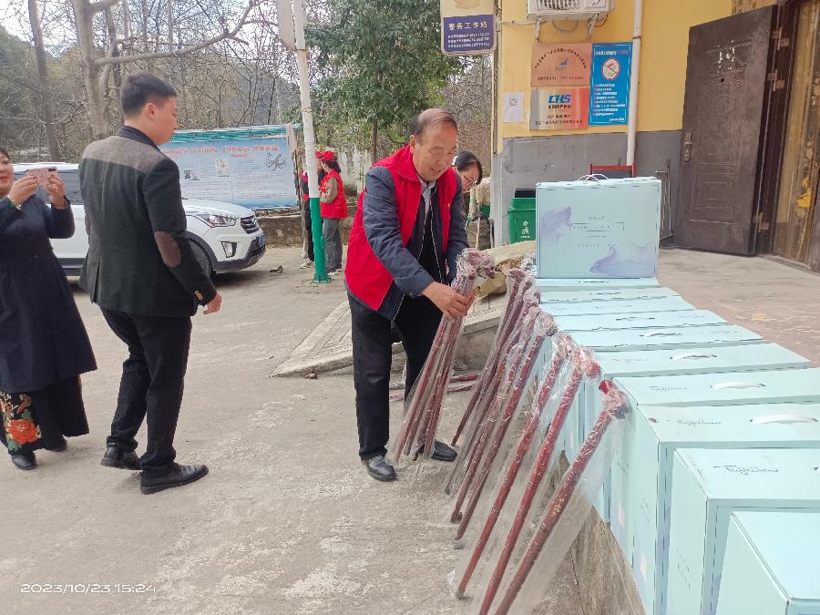 情暖重阳,关爱老人:商州区民政局公益在行动(图5)