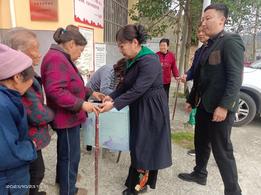 情暖重阳,关爱老人:商州区民政局公益在行动(图8)