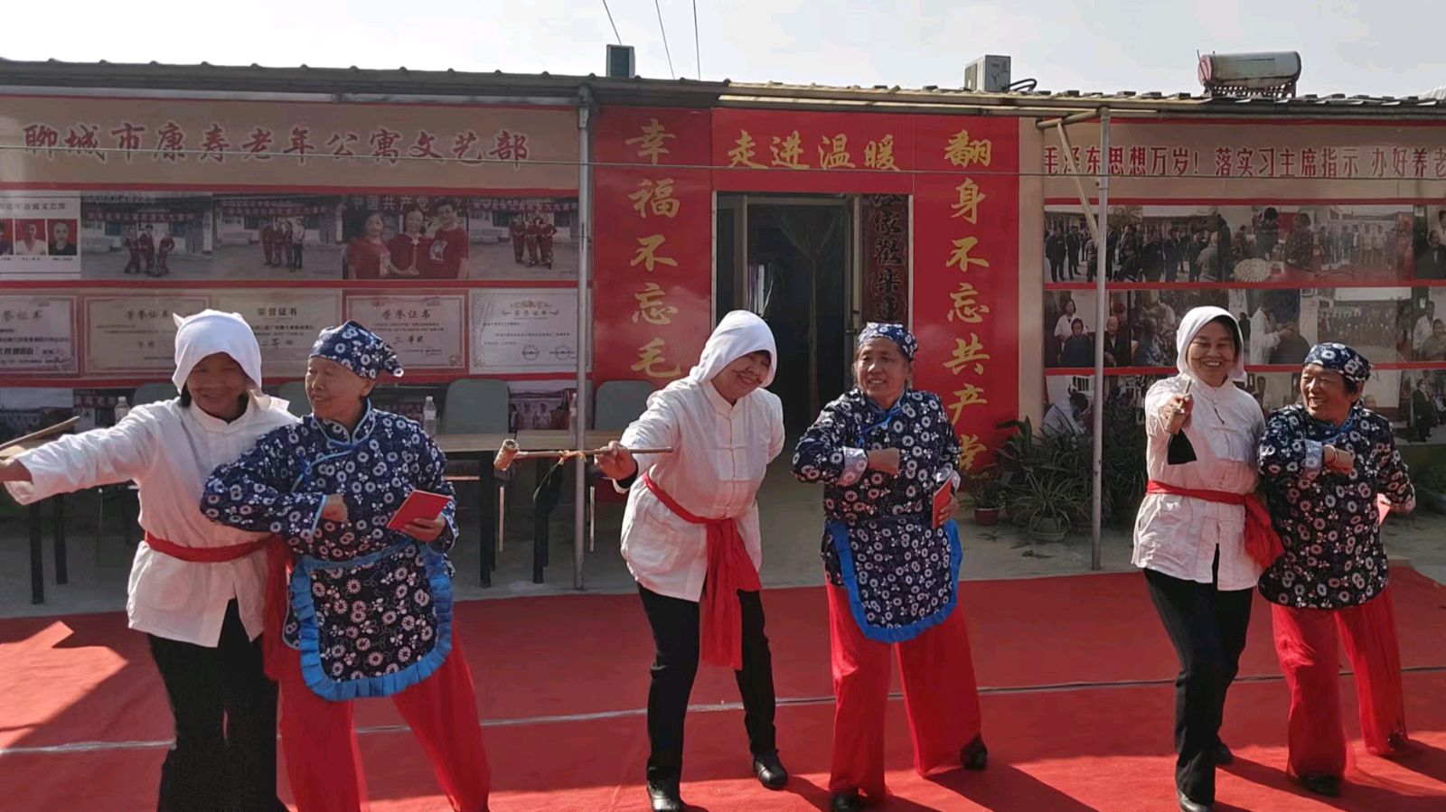 载歌载舞庆重阳 爱暖夕阳敬老情(图3)