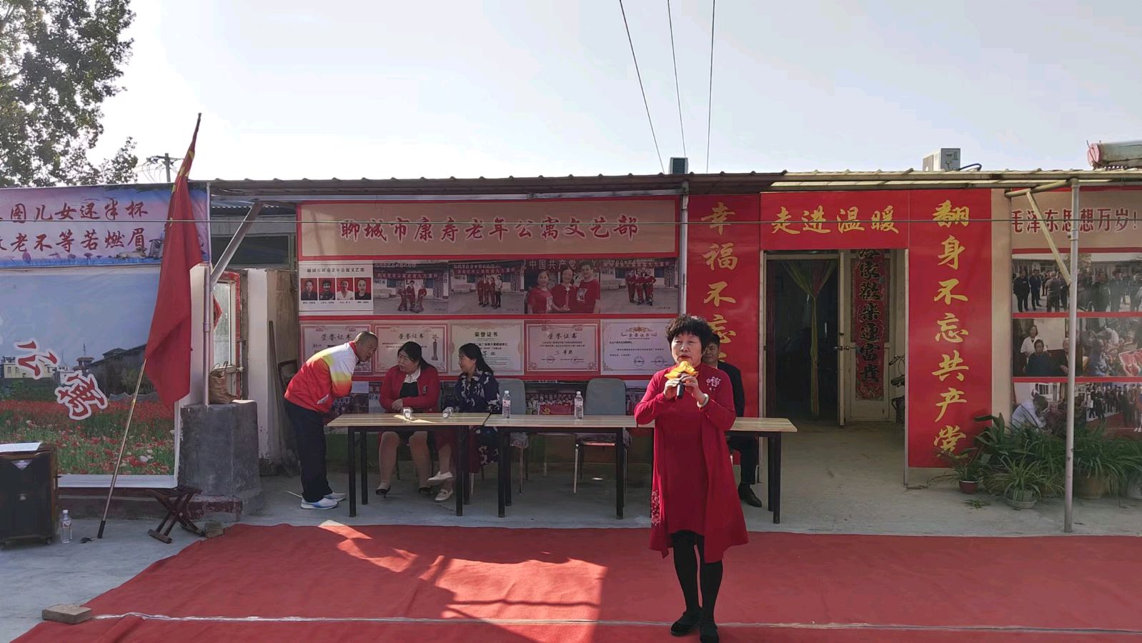 载歌载舞庆重阳 爱暖夕阳敬老情(图2)