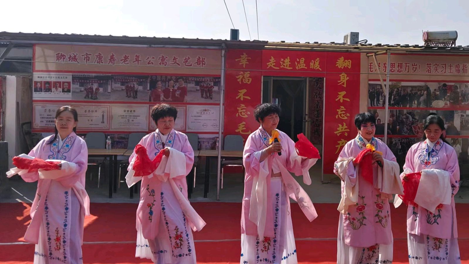载歌载舞庆重阳 爱暖夕阳敬老情(图4)