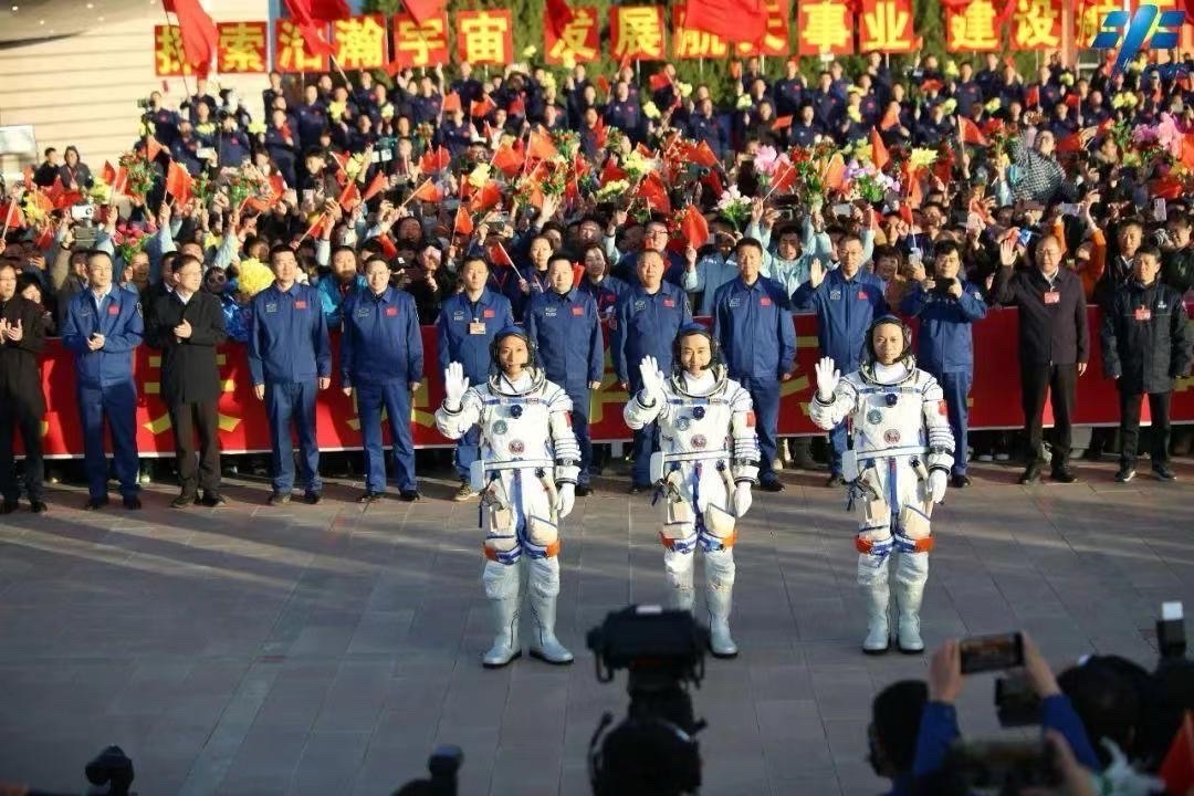 《热烈祝贺我国神舟十七载人飞船发射成功》文：诗坛小儿童/诵：家明【长城总社】世界诗人名人展（10638）（图10）