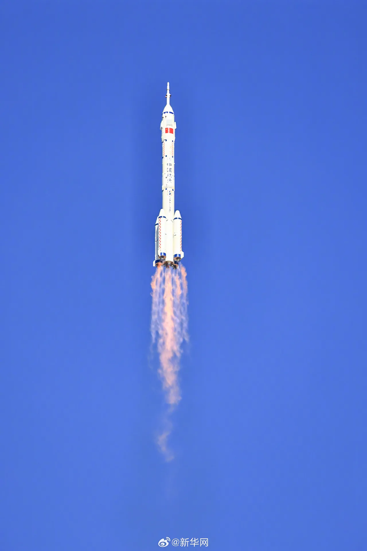 七绝·贺神舟十七载人飞船发射成功（文/邹晓华）……莲叶之珠文学社