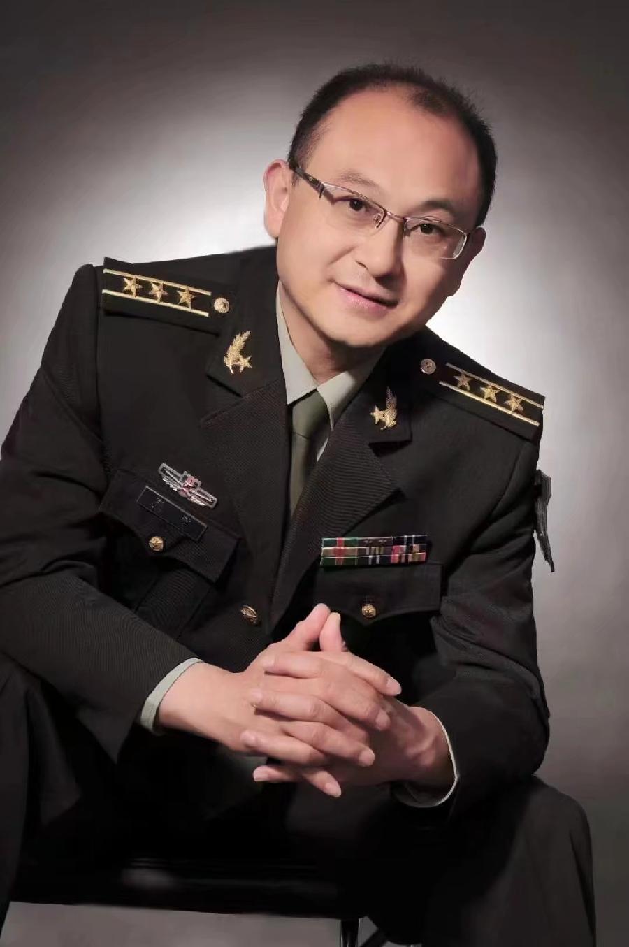 表演、朗诵艺术家长明朗诵当代著名诗人郭毅发表于《解放军文艺》作品《在军旗面前》组诗(图2)
