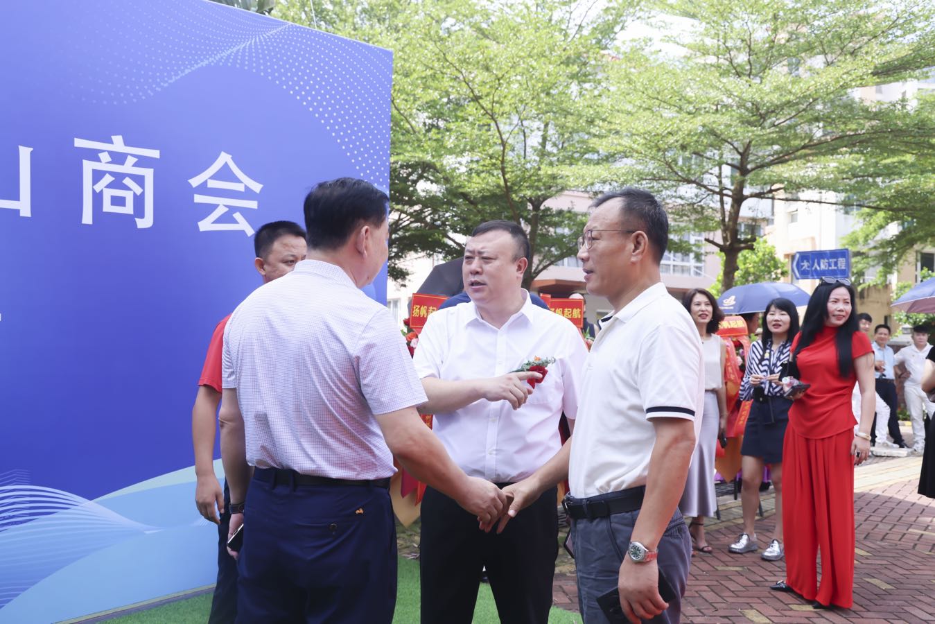 海口辽宁鞍山商会经过3个月的筹备，於8月28日上午10点58分正式揭牌成立（图38）