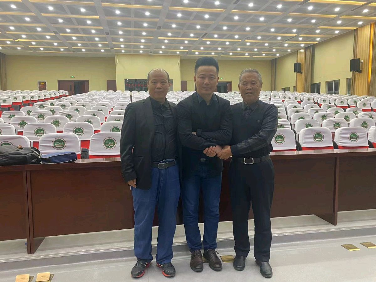 作者：杨金高《把大爱传出去 把幸福带回家 孙德能教授在东乡一中为家庭教育支招》6962期【新京都文艺】（图4）