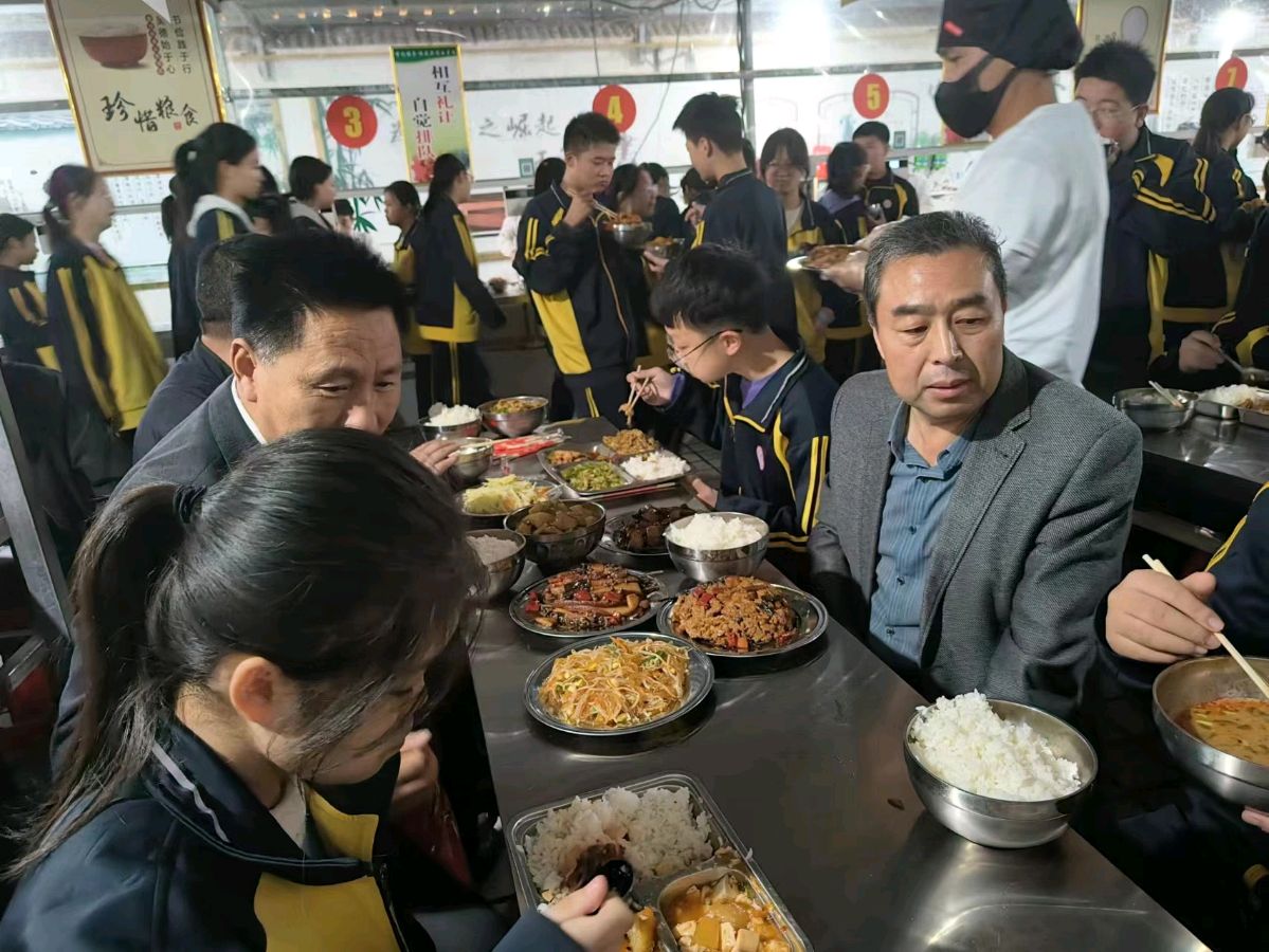 河南南召：领导家长暖心陪餐，共守学生舌尖安全