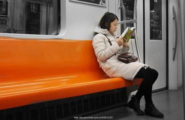 《地铁上，看书的女孩》作者:胡玉滨【主播:吴金凤】【中国现代诗歌文化传媒】现代♬ 馨声（图6）