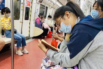 《地铁上，看书的女孩》作者:胡玉滨【主播:吴金凤】【中国现代诗歌文化传媒】现代♬ 馨声（图4）