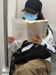 《地铁上，看书的女孩》作者:胡玉滨【主播:吴金凤】【中国现代诗歌文化传媒】现代♬ 馨声（图5）