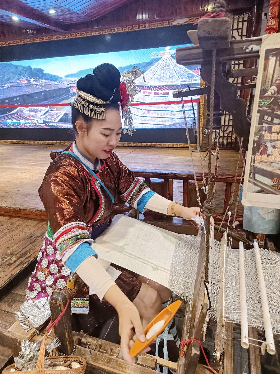 刘林丽诗歌作品225期《走近凯里 走进苗寨》主播/小白兔 编辑制作/刘林丽(图3)