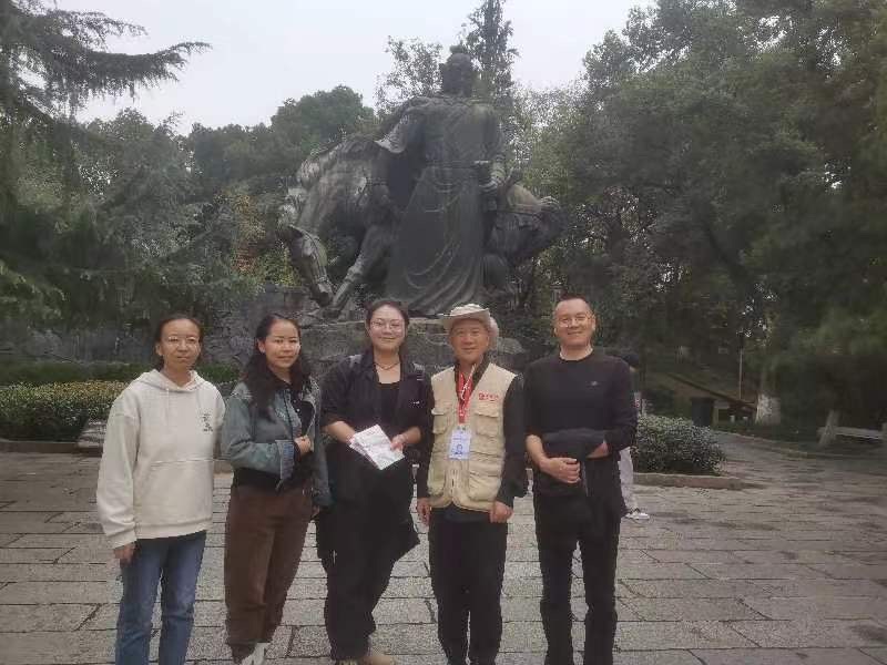 《周讲黄鹤楼》之11秋游黄鹤楼 正是好时候——志愿者一天接待全国二十多个地方的游客