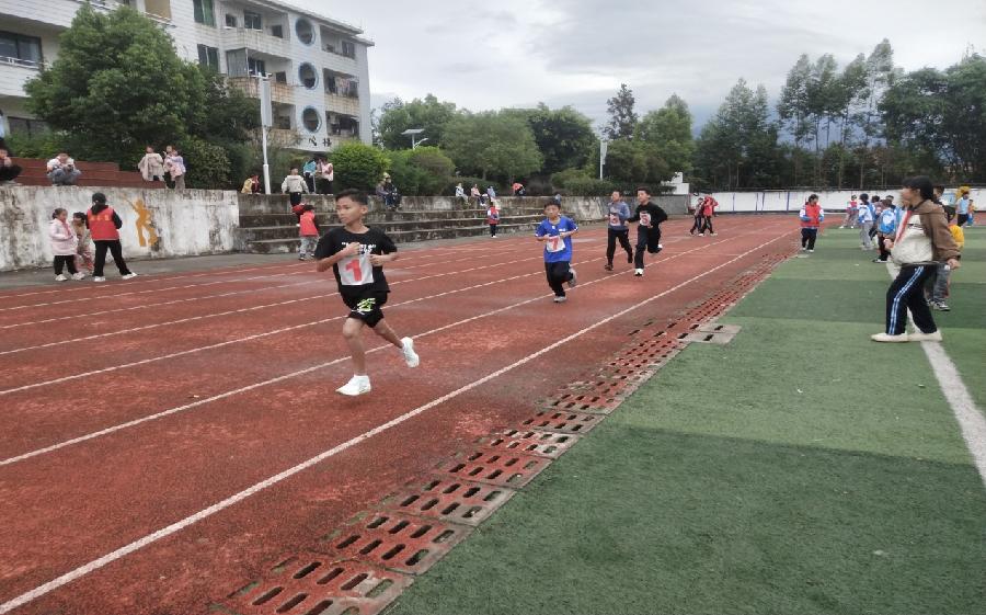 汗水展示精彩,青春活力演绎风采——记廊田镇中心学校2023年秋季校运会(图4)