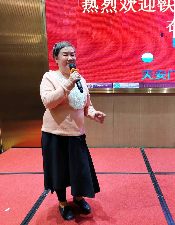学幼儿园园长张玉英用清晰的童音和魅力舞姿即兴表演《我爱北京天安门》