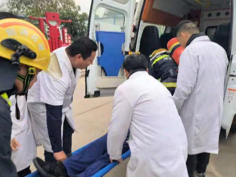 湖北武穴市田镇：白衣天使与消防员共织消防救援安全网