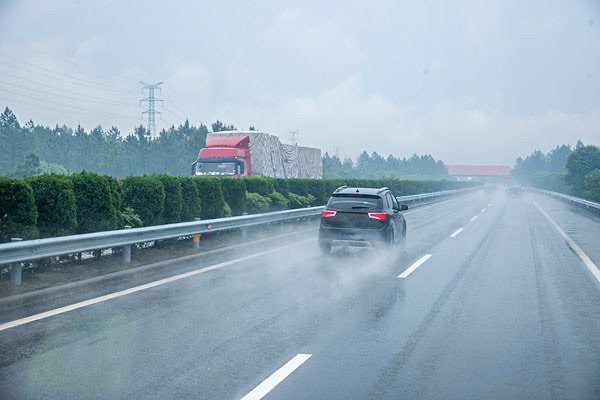 【新诗大观】高速路上的风雨||文/邹水平(江西)