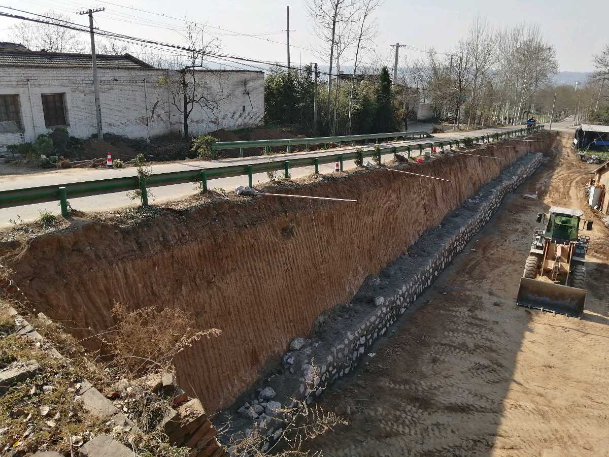 武功县苏坊镇至游凤镇公路拓宽工程凤安段正在施工