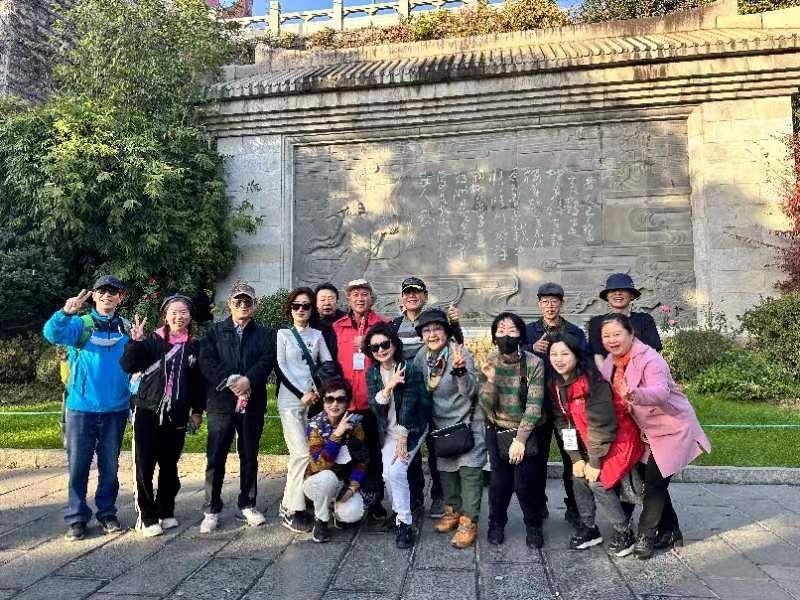 黄鹤楼诗词无国界,志愿者带着韩国游客吟唱诗词。 —— 《周讲黄鹤楼》之15,作者周智敏(图2)