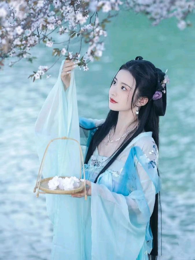 《人的一生总有一个人一直住在心里》作者/庆福 主播/孙磊 主编/胡琴