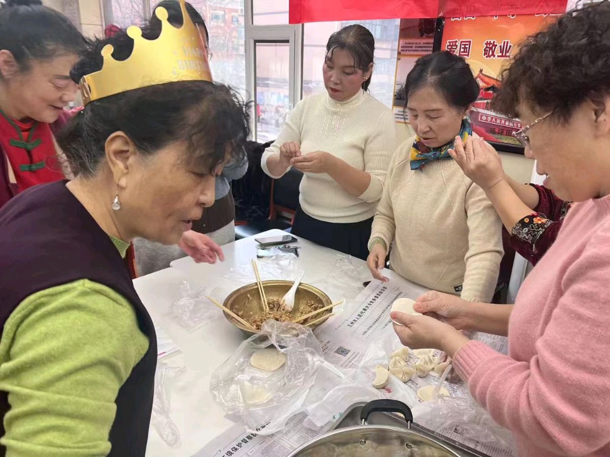 社区联手餐馆“冬至包香饺，邻里一家亲″活动纪实(新韵)金夜(兰州)（图2）