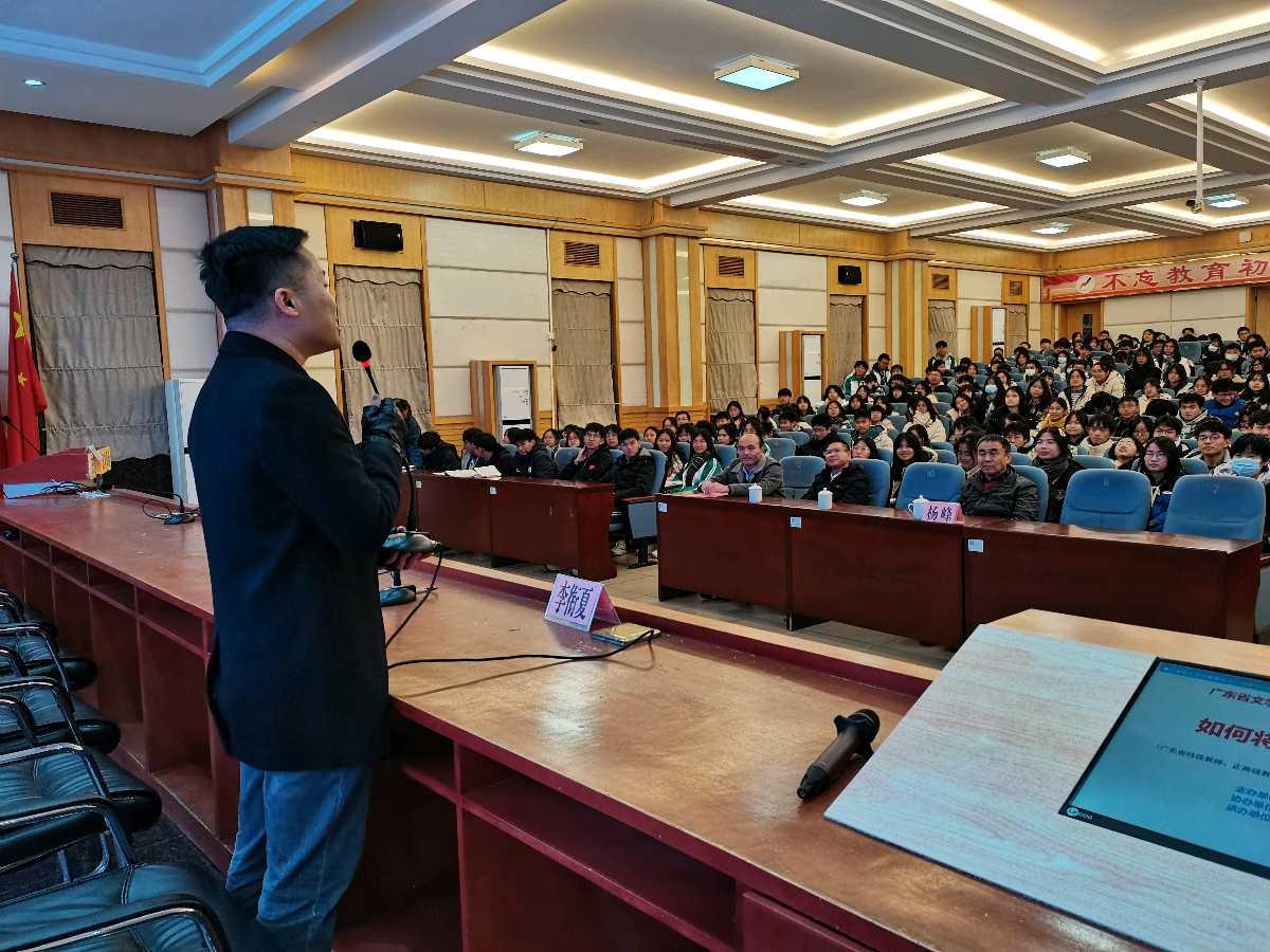 【文学讲座】广东文学服务之“百名小小说作家进校园”活动走进清远市清新区一中（图13）