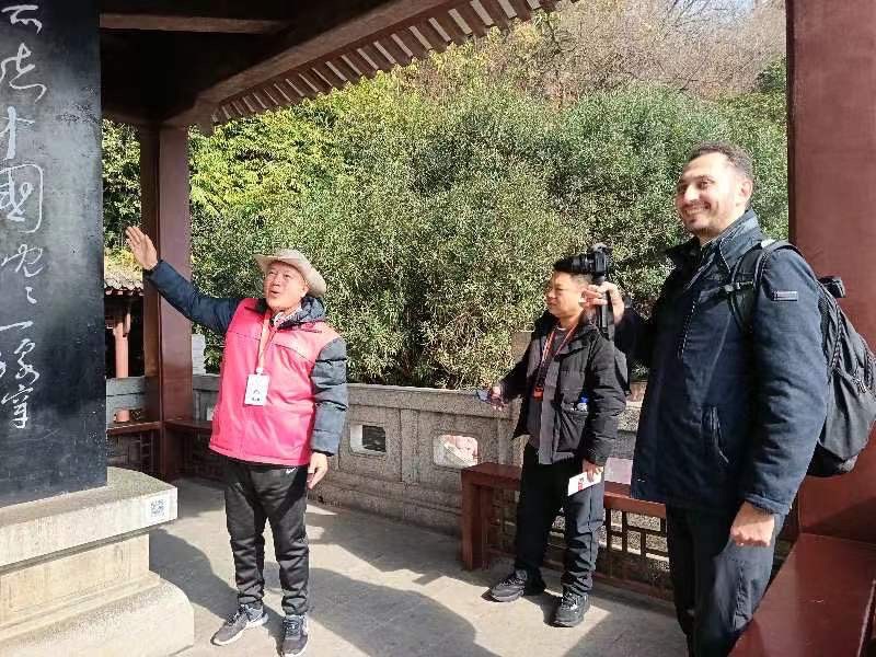 “把酒酹滔滔,心潮逐浪高”,作者周智敏