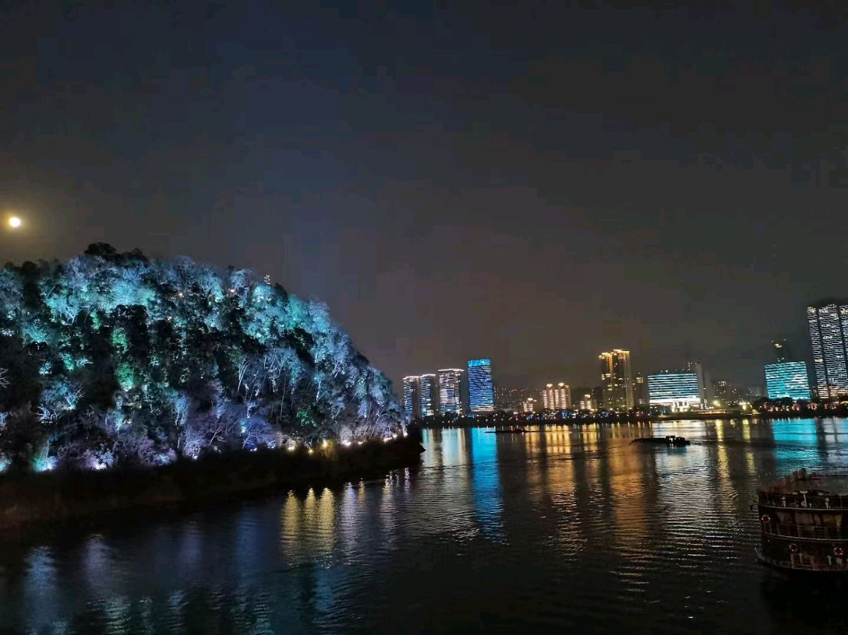 作者:吴静(墨闲)《遥望星空的银河》《baby念沐浴阳光》7678期【新京都文艺】(图2)