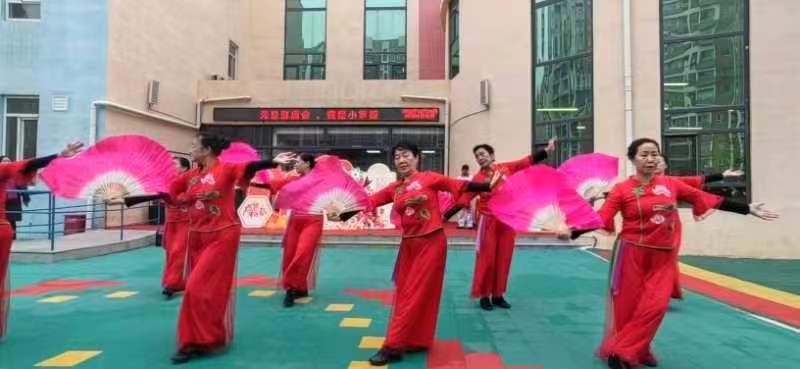 峰峰矿区外国语实验小学幼儿园举办“元旦逛庙会 我是小掌柜”活动丰富多彩