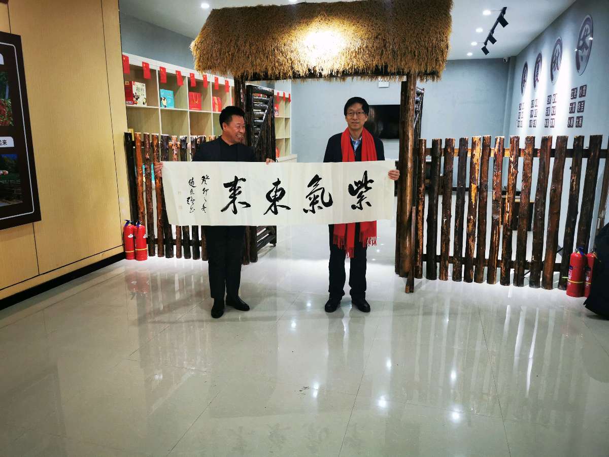 缅怀革命先烈 弘扬爱国精神