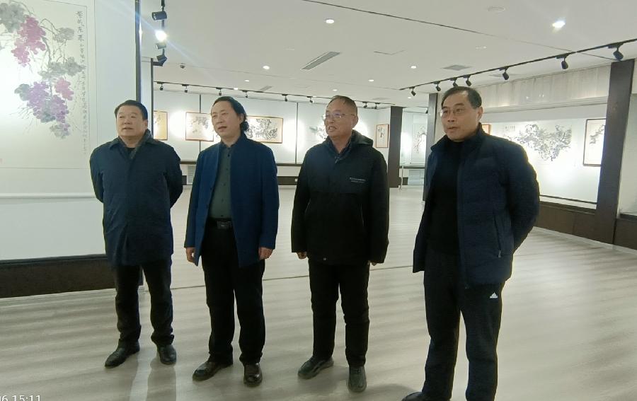 泰安市文联副主席孙黎携美协一行莅临肥城参观指导徐玉正画展（图2）