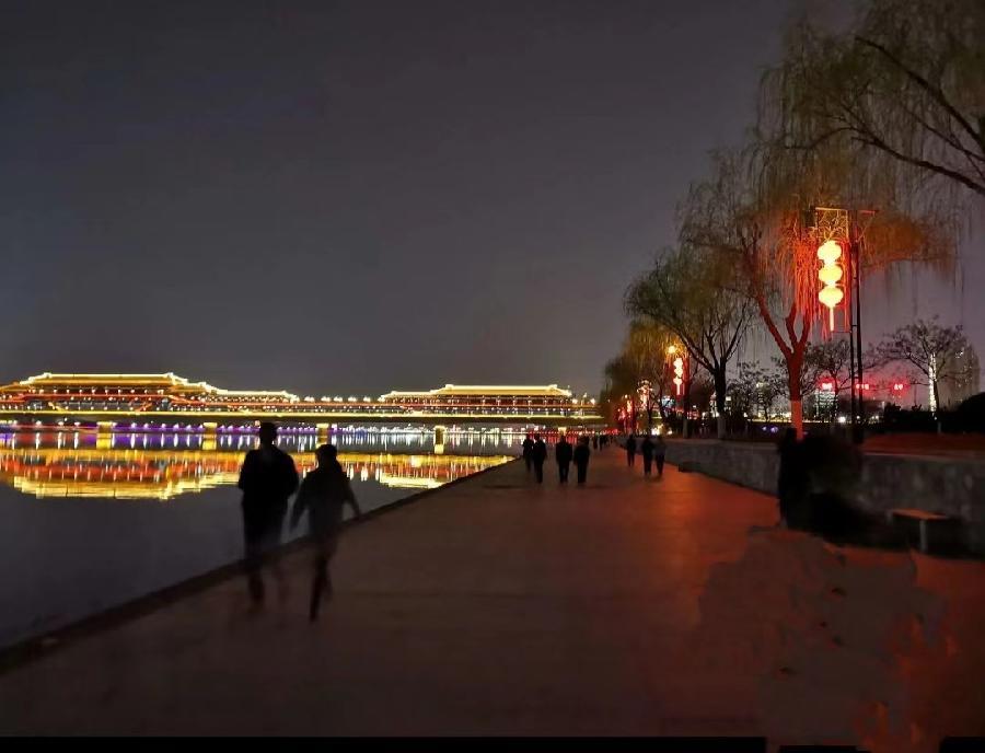 《夜幕下的咸阳湖岸》文/刘冬梅（图2）