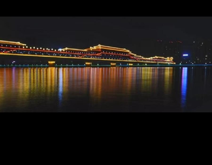 《夜幕下的咸阳湖岸》文/刘冬梅