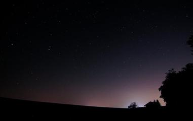 《是夜拒绝了梦》外一首‖作者:回泉山人【主播:鲁冰花】【中国现代诗歌文化传媒】徜徉诗的海洋聆听天籁之音♬（图3）