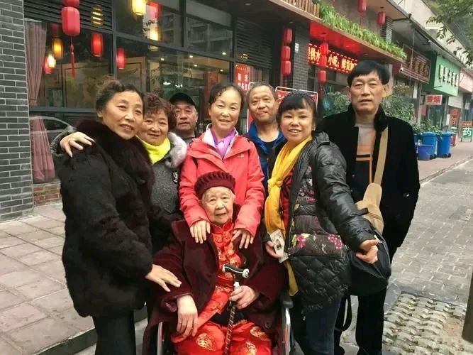 作者:太阳石&安然 心静智水&小红帽《家有老妈》7981期【新京都文艺】(图4)