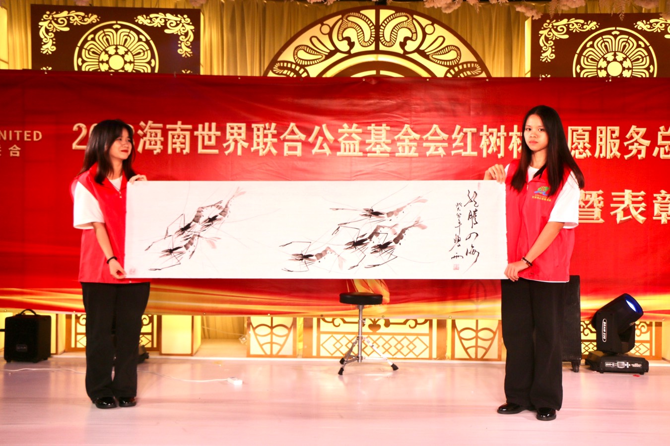 都市头条书画专栏‖赋王石白雨虾——尹玉峰