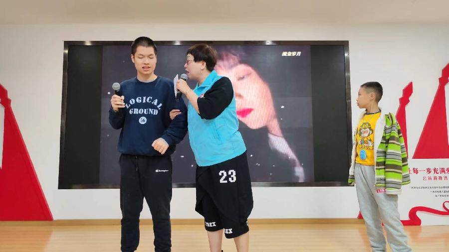 志愿者们与展翅的孩欢聚一堂(图4)