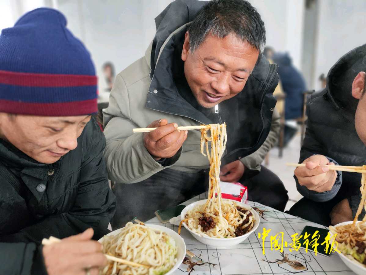 正定县残联向任硕农家大锅肉饭店授助残爱心单位牌匾（图4）