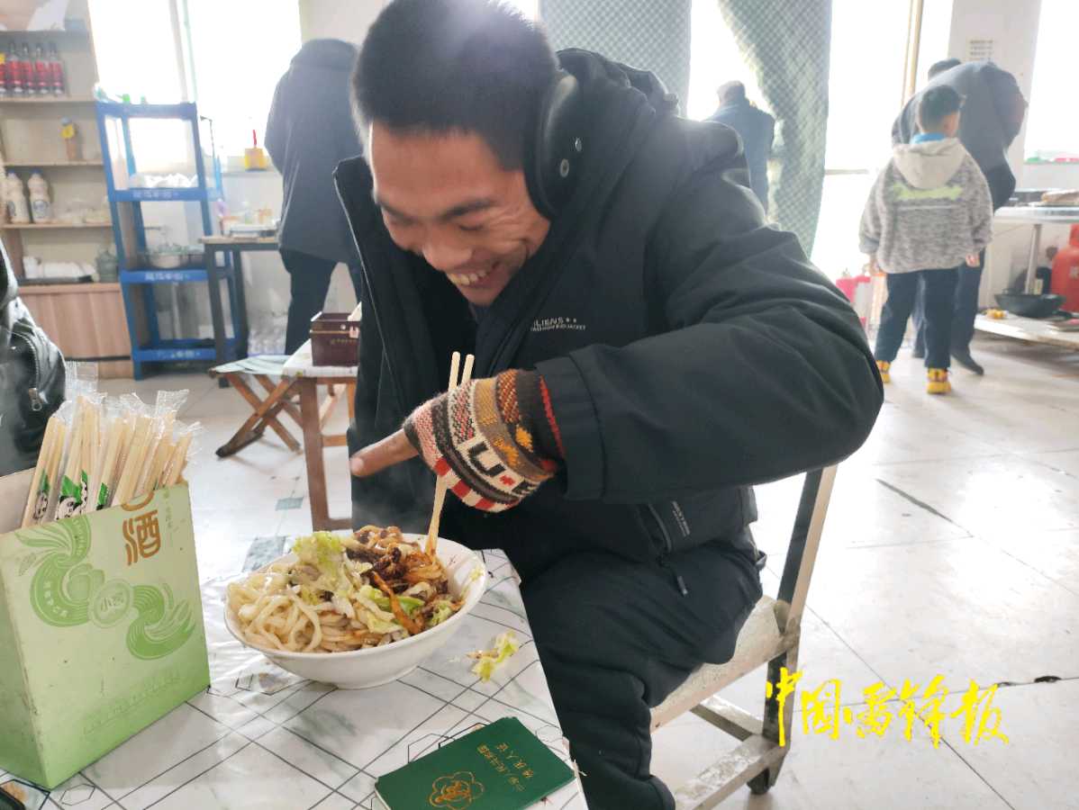 正定县残联向任硕农家大锅肉饭店授助残爱心单位牌匾（图5）