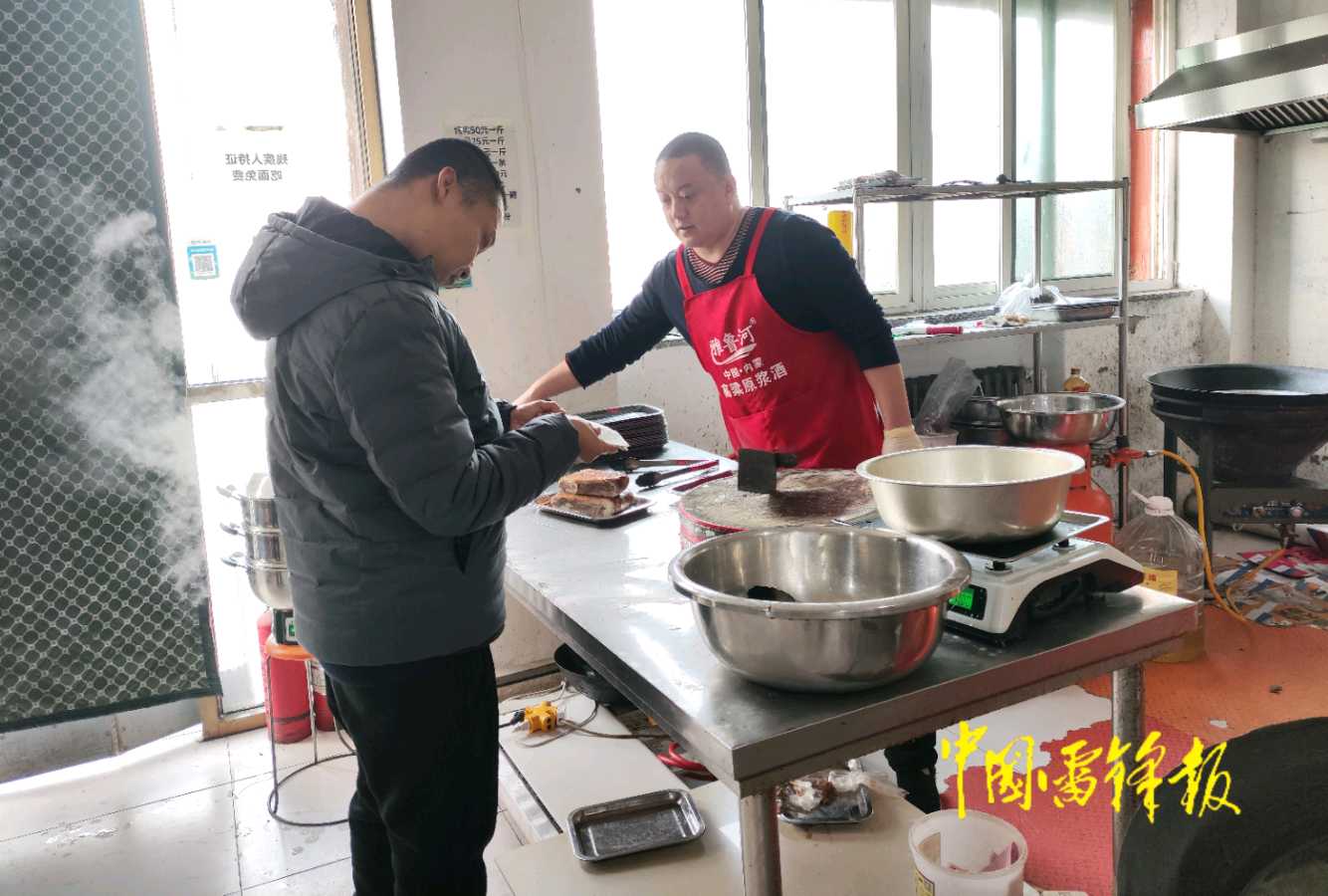 正定县残联向任硕农家大锅肉饭店授助残爱心单位牌匾（图3）