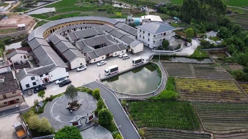 《世界著名数学家丘成桐大师广东蕉岭故里游记》文：巫泊儒【世界诗歌研究院】世界诗人名人展（10790）（图3）