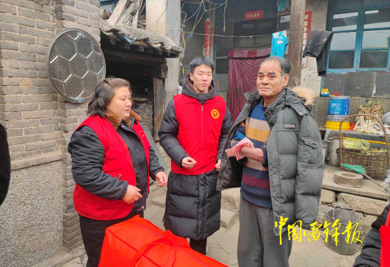 河北石家庄：志愿者春节前看望老党员和困难家庭（图2）