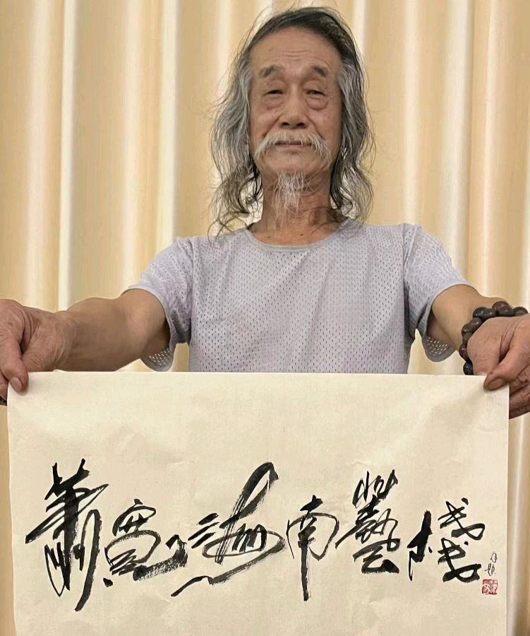 艺术家萧宽在海南泼墨挥毫(图23)