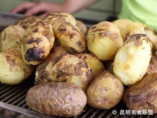 《烧洋芋》外一首‖作者:回泉山人【主播:我还是我】【中国现代诗歌文化传媒】徜徉诗的海洋聆听天籁之音♬（图5）