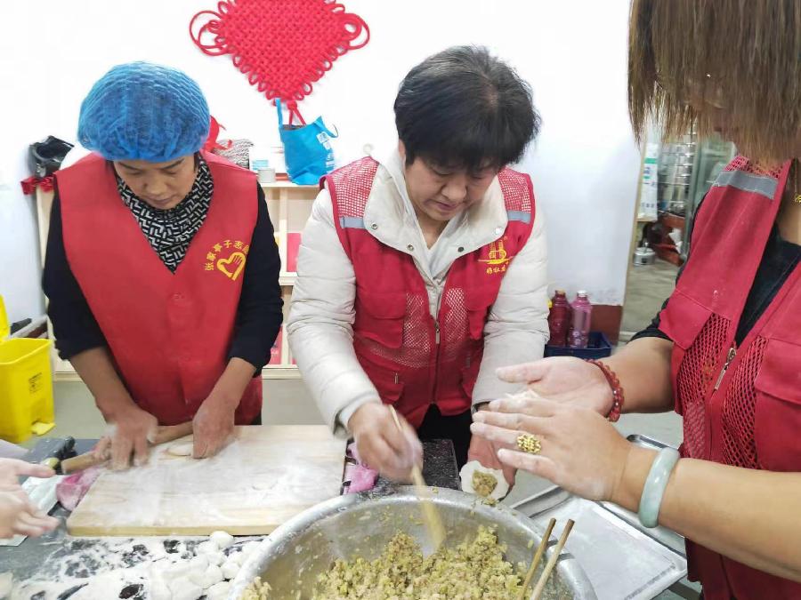 敬老情浓暖寒冬 飘香水饺迎新年（图2）