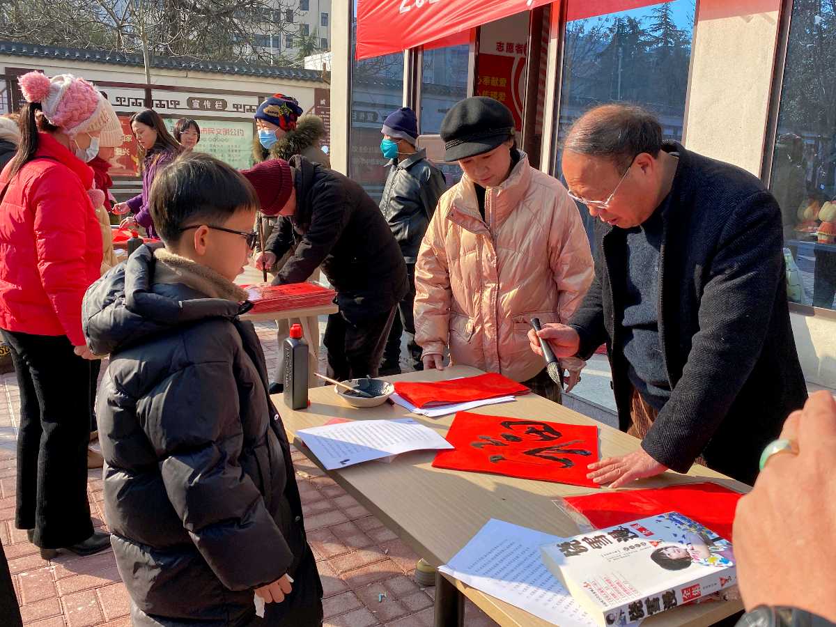 平顶山市湛河区举办“迎新春送万福”义写春联活动（图2）