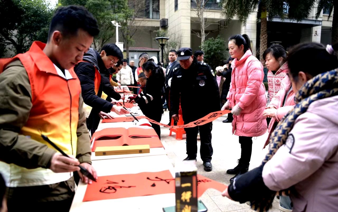 武穴市文联、市书法家协会开展“送福到社区、墨润螺丝旋”惠民活动（图3）