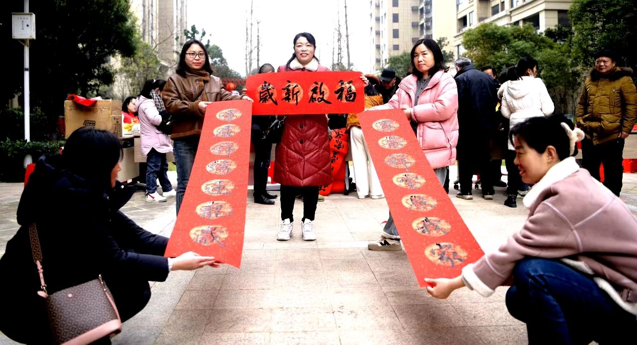武穴市文联、市书法家协会开展“送福到社区、墨润螺丝旋”惠民活动（图6）