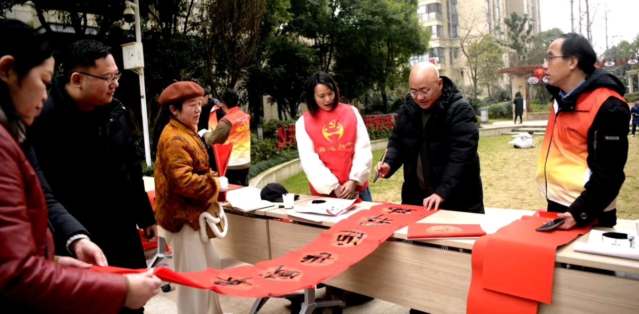 武穴市文联、市书法家协会开展“送福到社区、墨润螺丝旋”惠民活动